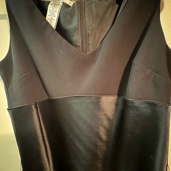 Elegant Black Sleeveless Dress - Picture 7 of 8